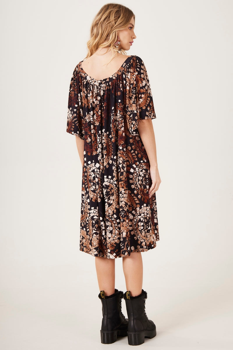 Vestido Curto Decote Ombro A Ombro Estampa De Batik Marrom Yacamim C10