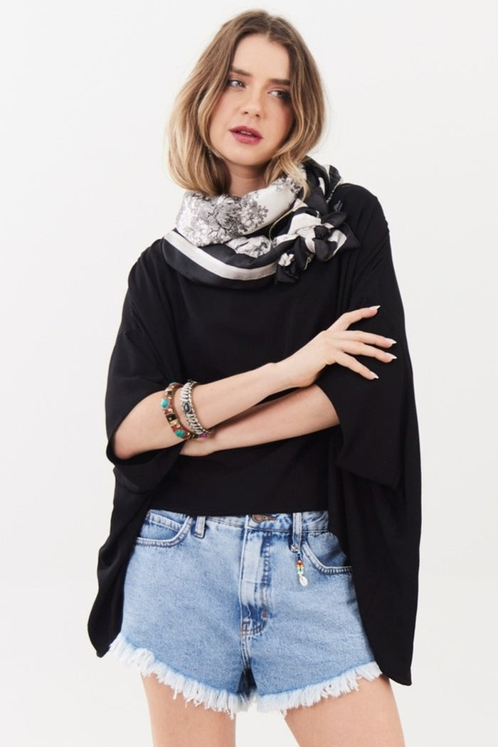 Bata Ampla Com Decote Ombro A Ombro Preto Yacamim B29