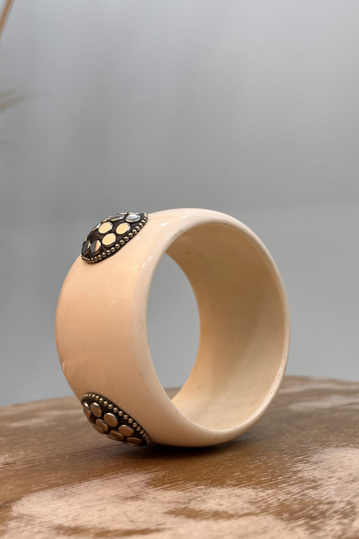 Pulseira Bracelete Off White Com Metais Yacamim #276