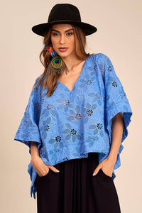 Bata Ampla Broderie Com Decote Em V Azul Yacamim