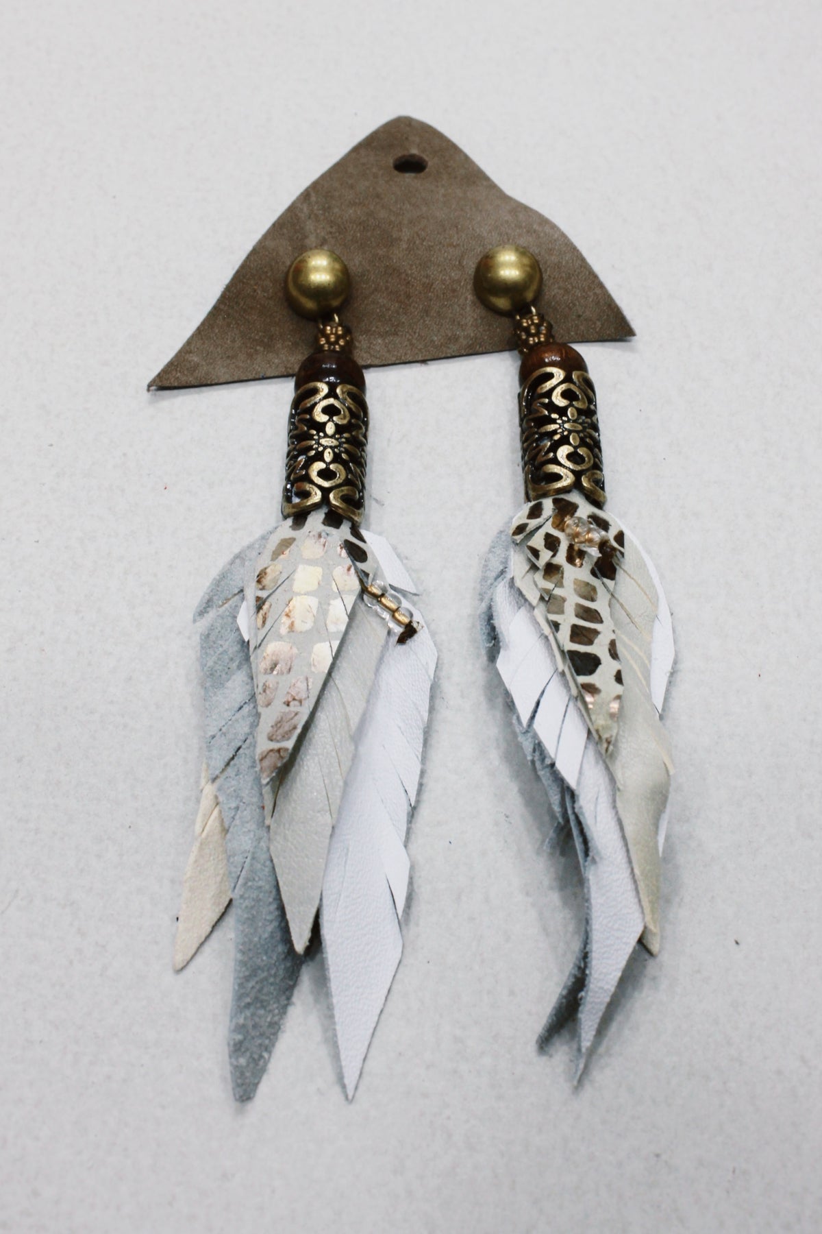 Brinco Artesanal De Couro Cinza Com Metal Trabalhado Yacamim #653