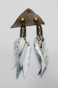 Brinco Artesanal De Couro Cinza Com Metal Trabalhado Yacamim #653