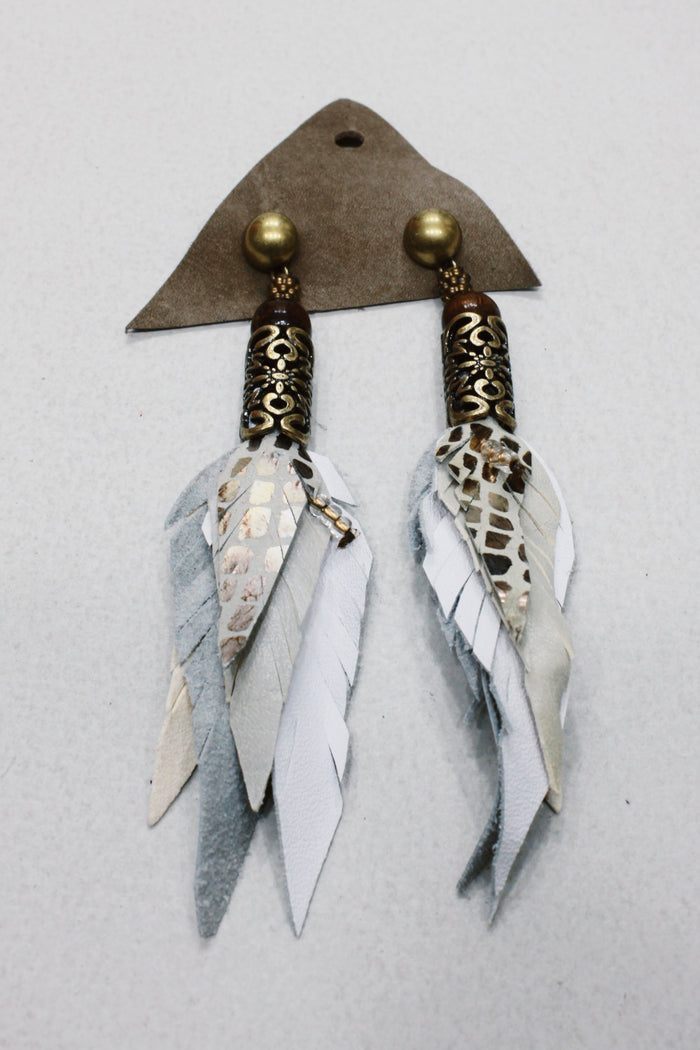 Brinco Artesanal De Couro Cinza Com Metal Trabalhado Yacamim #653