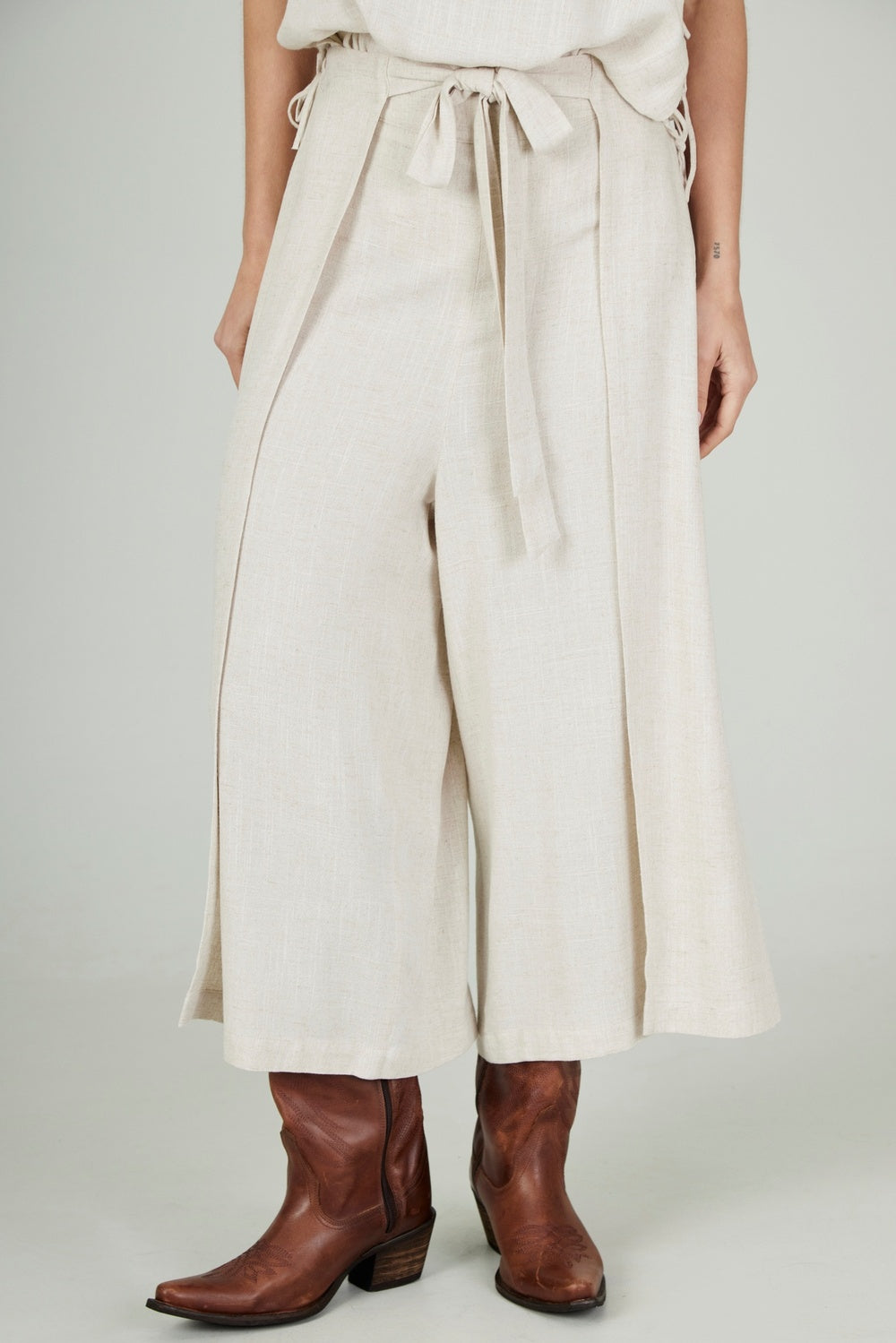 Calça Pantacourt Viscolinho Com Sobreposto Bege Yacamim H4