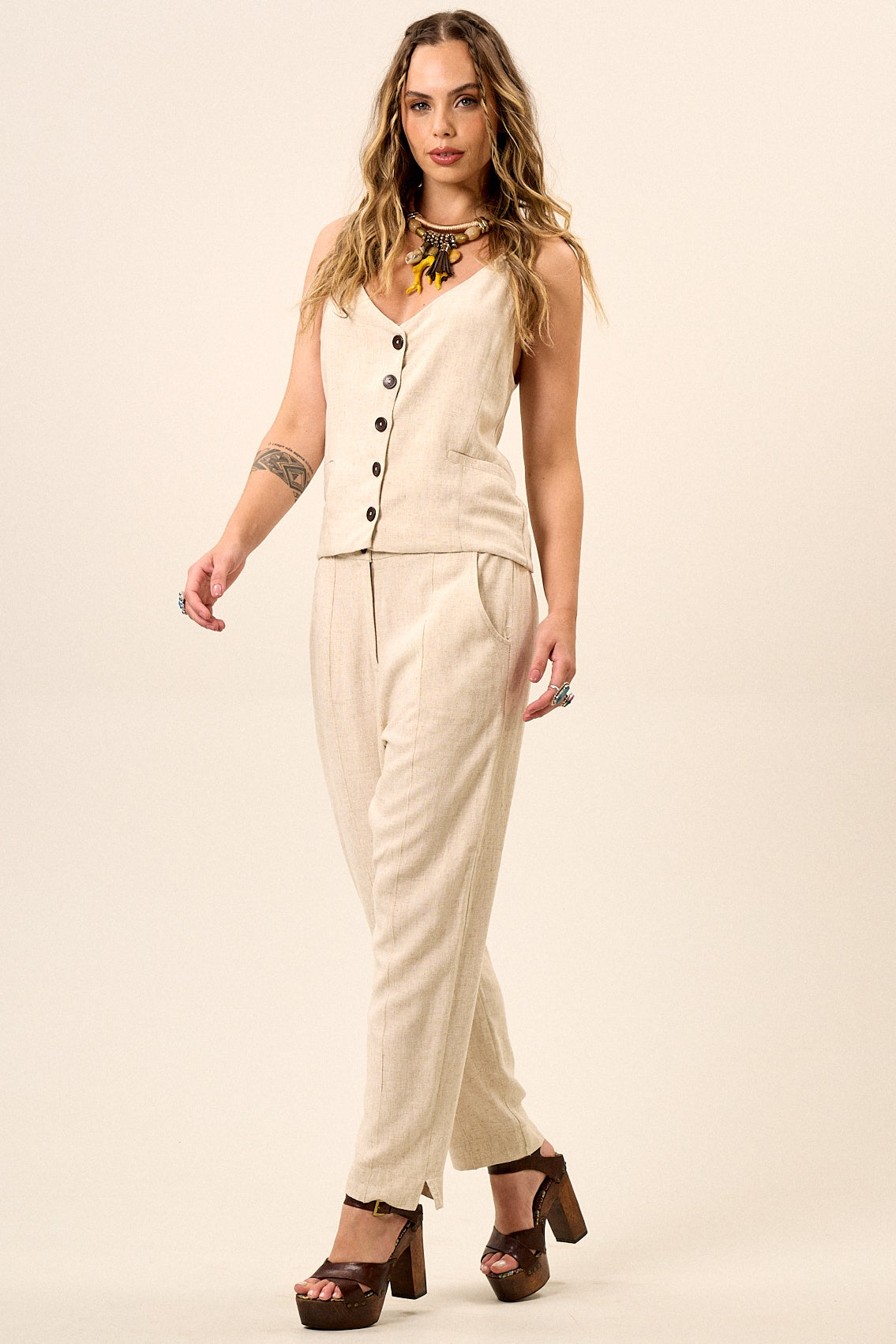 Calça De Alfaiataria De Viscolinho Bege Yacamim A10