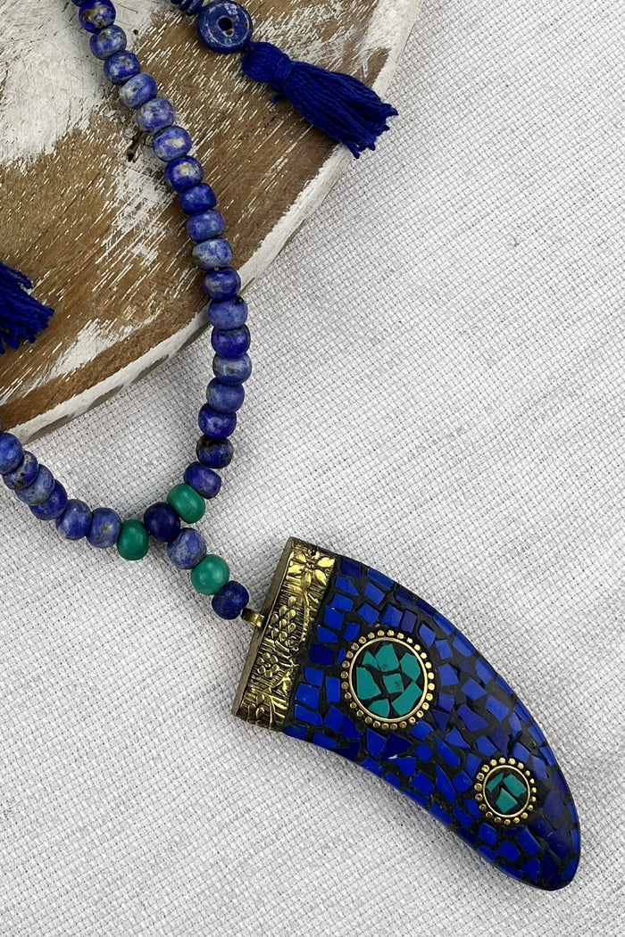 Colar Artesanal Azul Com Pingente De Dente Em Mosaico Yacamim #195