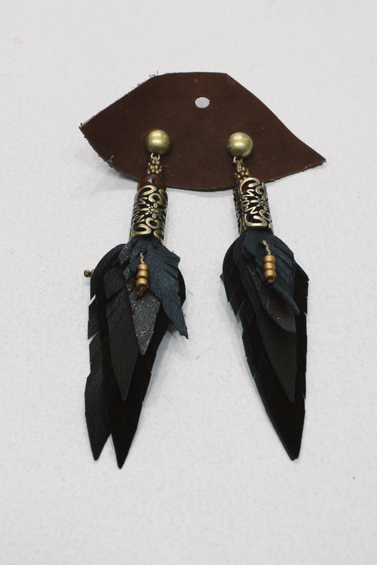 Brinco Artesanal De Couro Preto Com Metal Trabalhado Yacamim #651