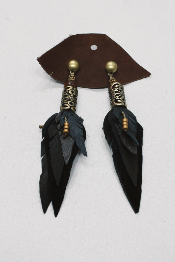 Brinco Artesanal De Couro Preto Com Metal Trabalhado Yacamim #651