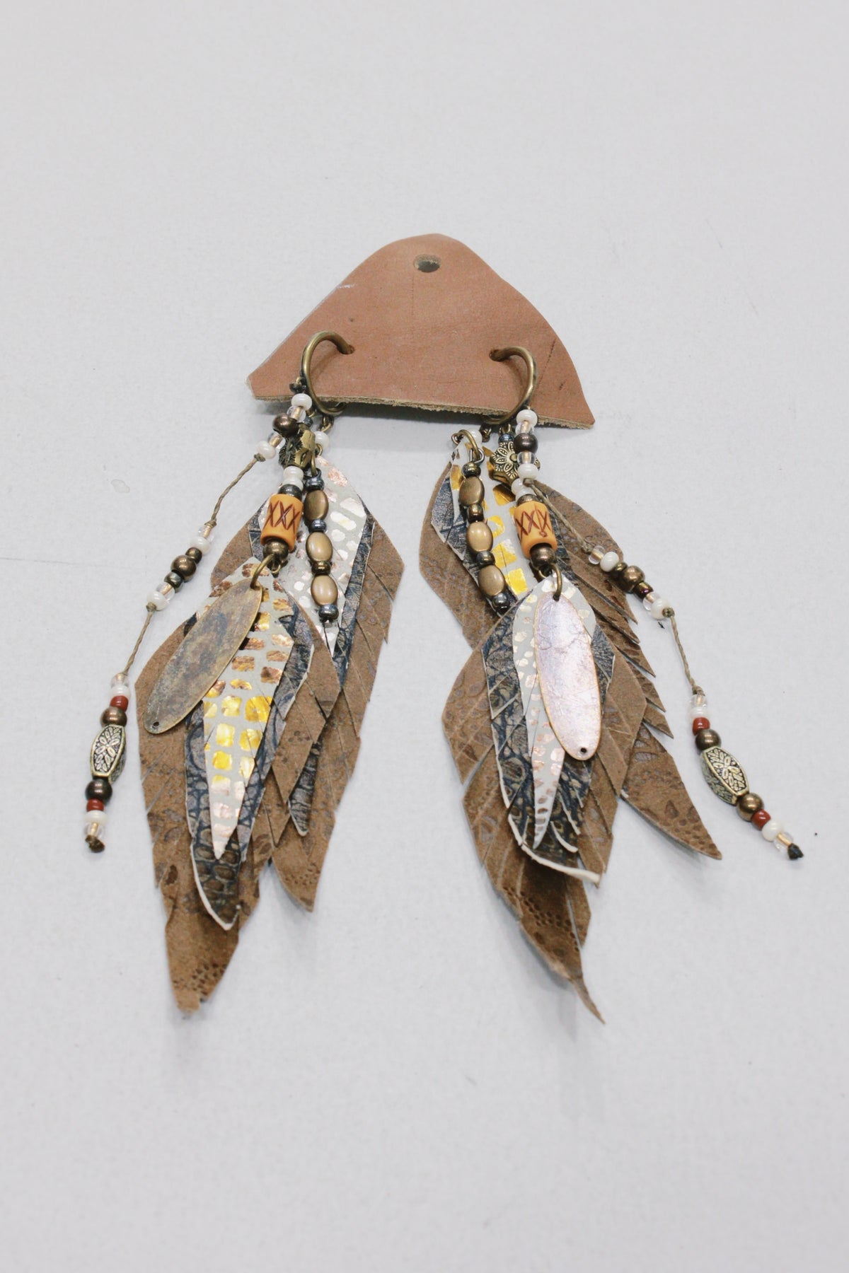 Brinco Artesanal De Couro Com Miçangas Yacamim #660