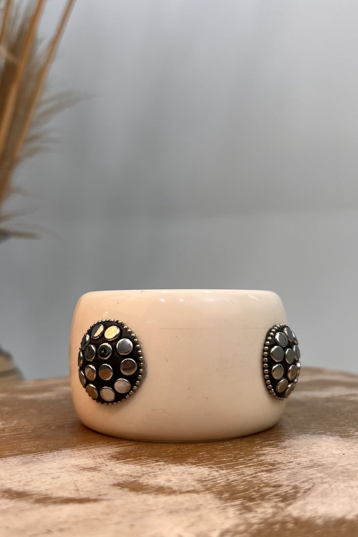 Pulseira Bracelete Off White Com Metais Yacamim #276