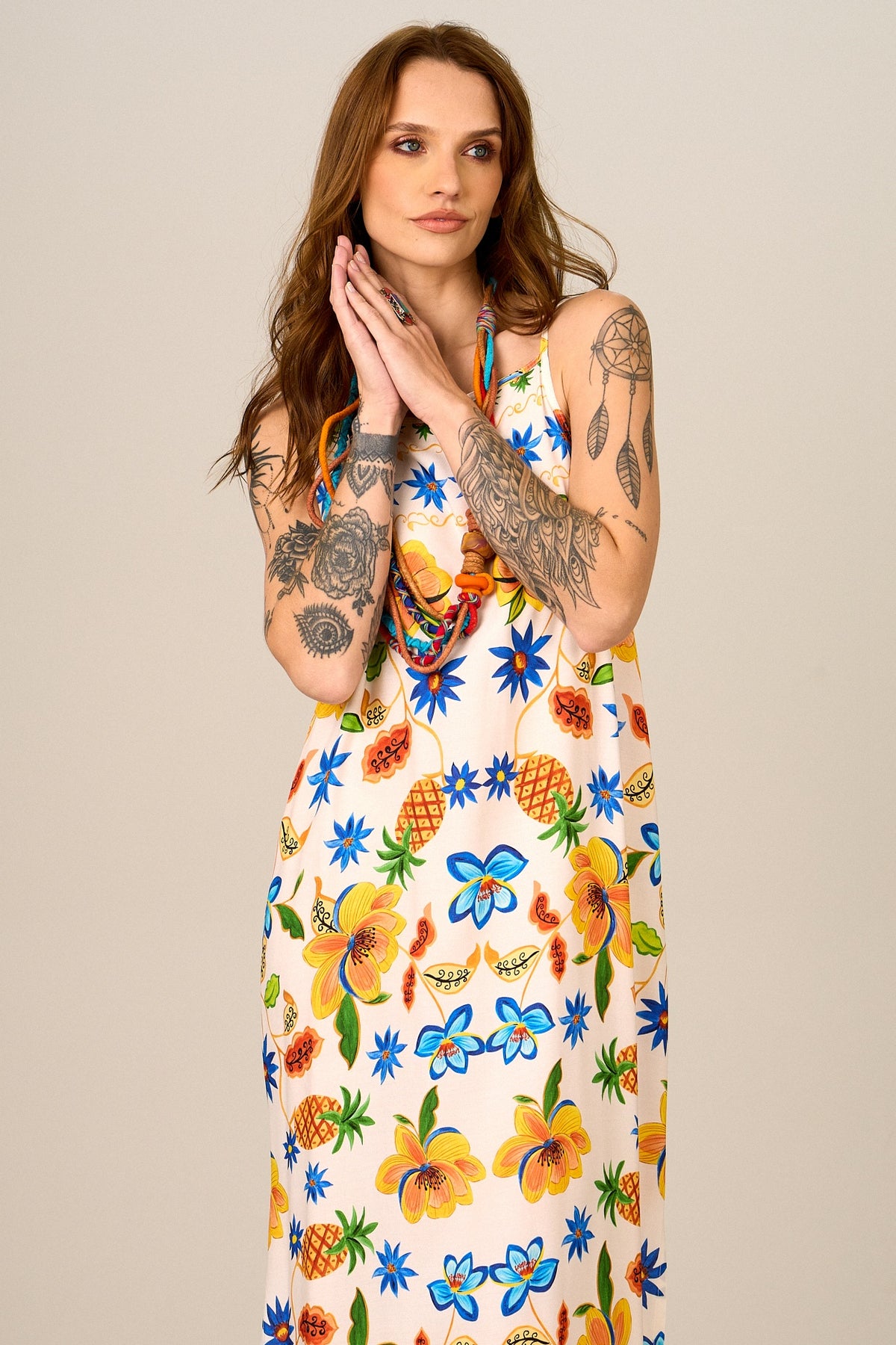 Vestido Longo De Alças Bege Estampa De Abacaxi Yacamim C18