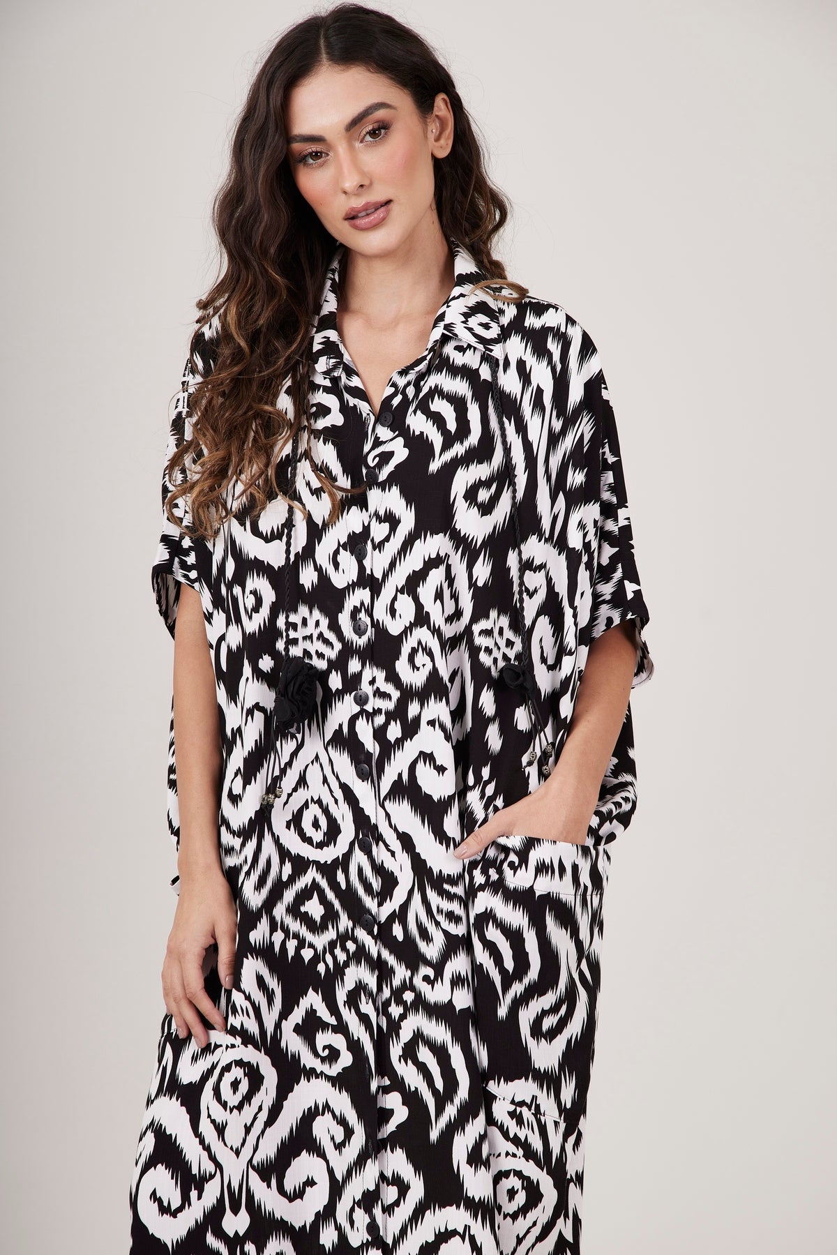 Chemise Midi Estampada Branca E Preta Estampada Yacamim N9