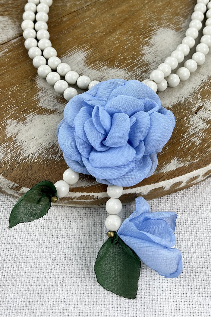 Colar Ave Maria Branco Com Flor Azul Claro Yacamim #243