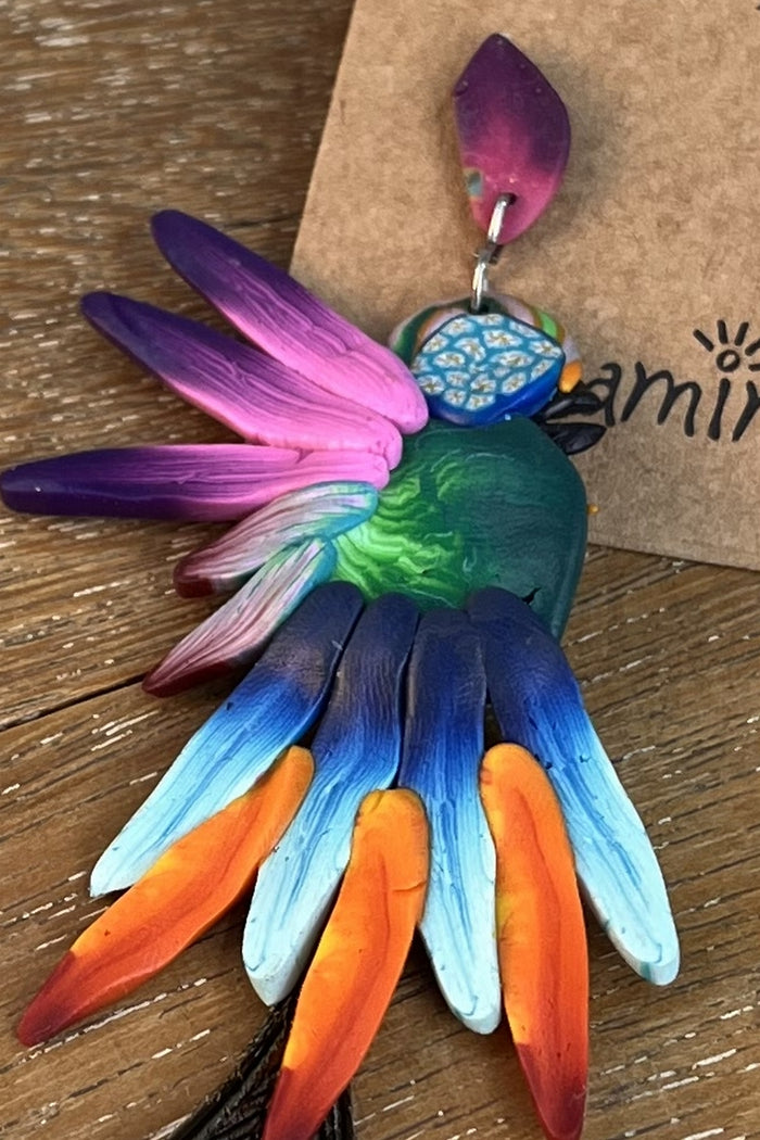 Brinco De Fimo Artesanal Arara Com Pena De Pavão Yacamim #283