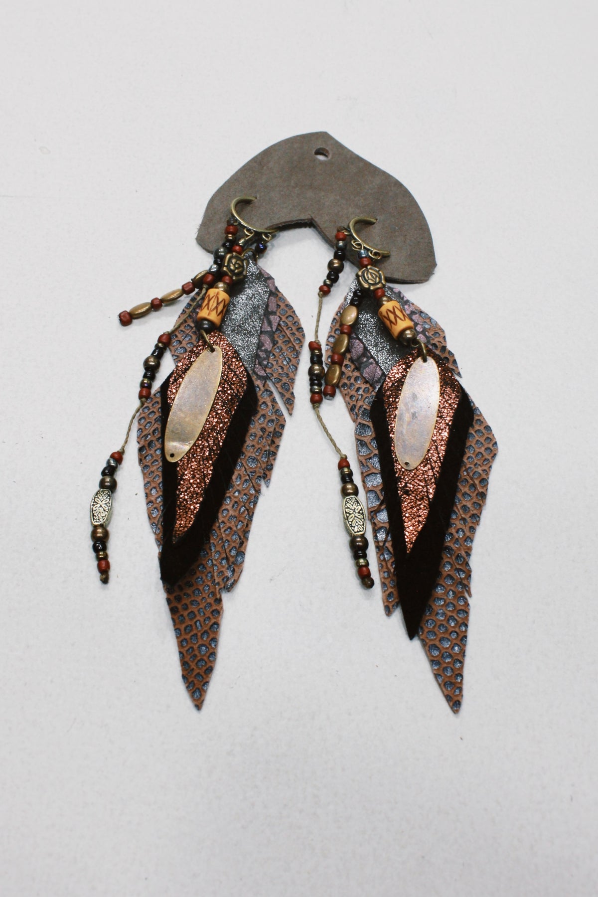 Brinco Artesanal De Couro Com Miçangas Yacamim #659