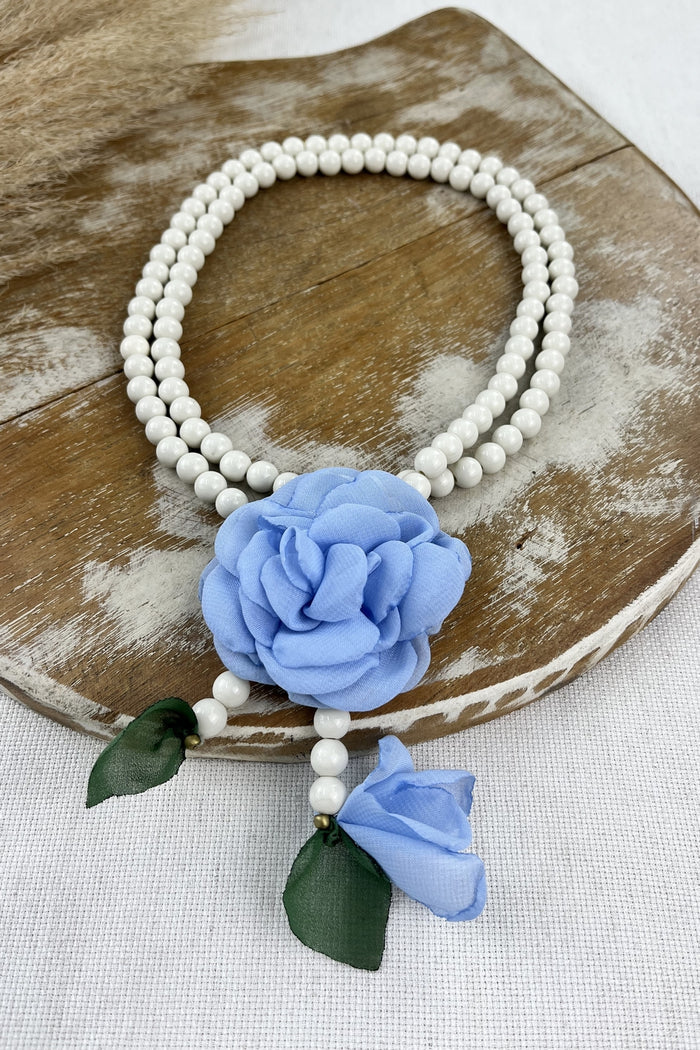 Colar Ave Maria Branco Com Flor Azul Claro Yacamim #243