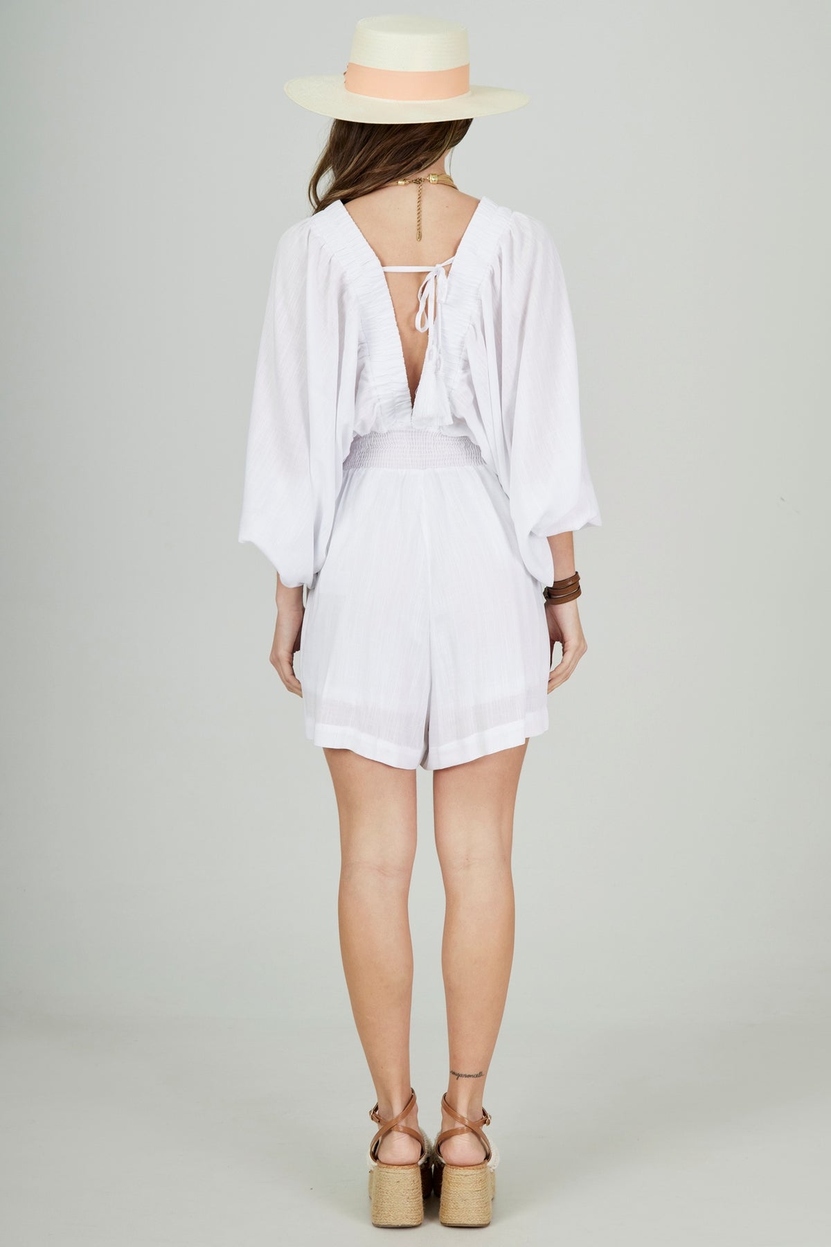 Macaquinho Curto Decote Transpassado Branco Yacamim O4