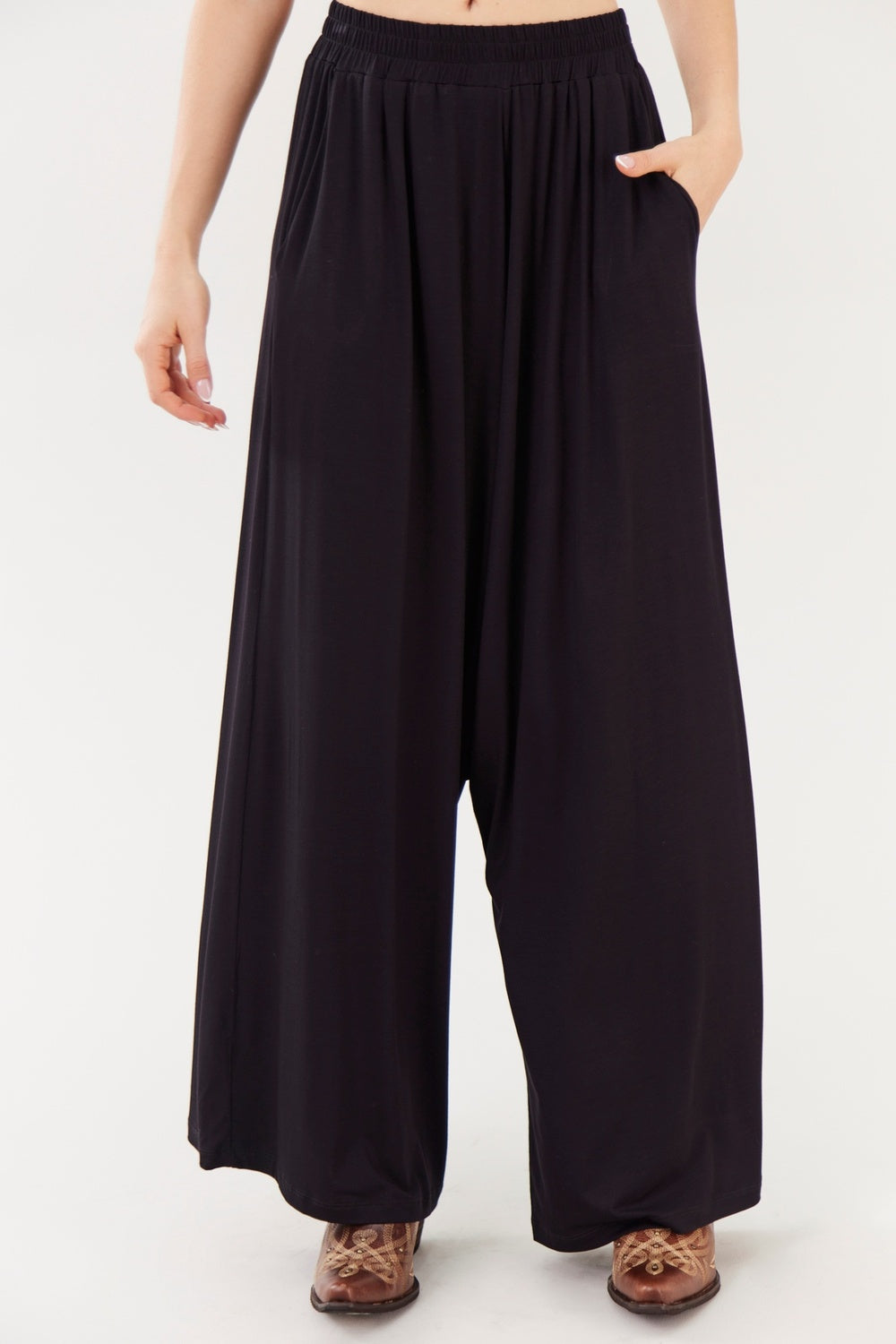 Calça Saruel Com Bolsos Preto Yacamim I10