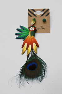 Brinco De Fimo Arara Com Pena De Pavão Yacamim #692