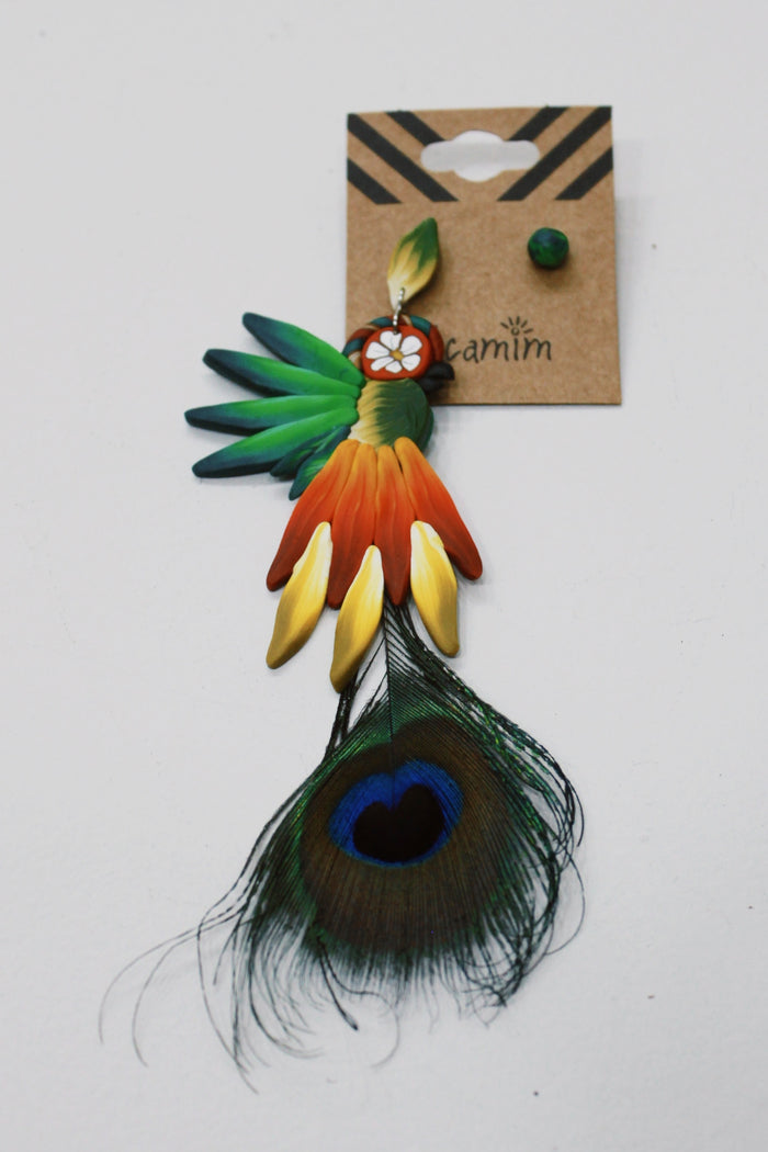 Brinco De Fimo Arara Com Pena De Pavão Yacamim #692