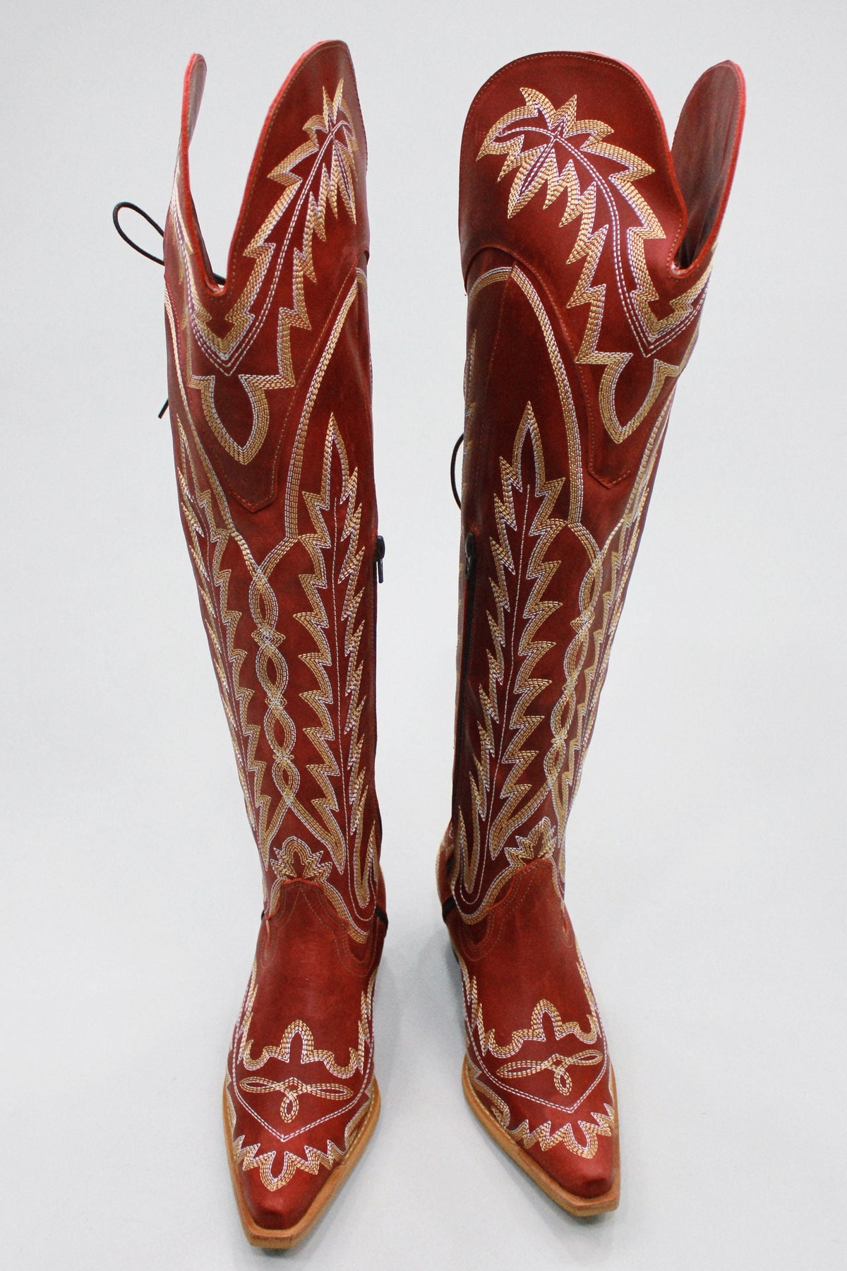 Bota Cano Alto 52cm Bordada Vermelha Yacamim #470