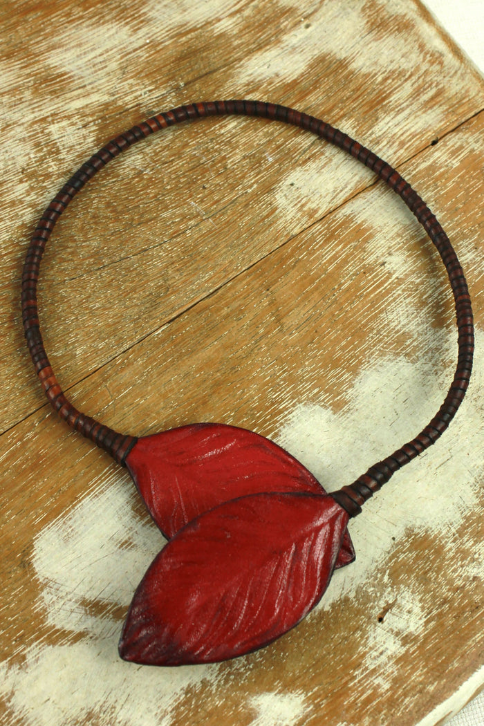 Colar Artesanal Com Folhas De Couro Bordô Yacamim #342