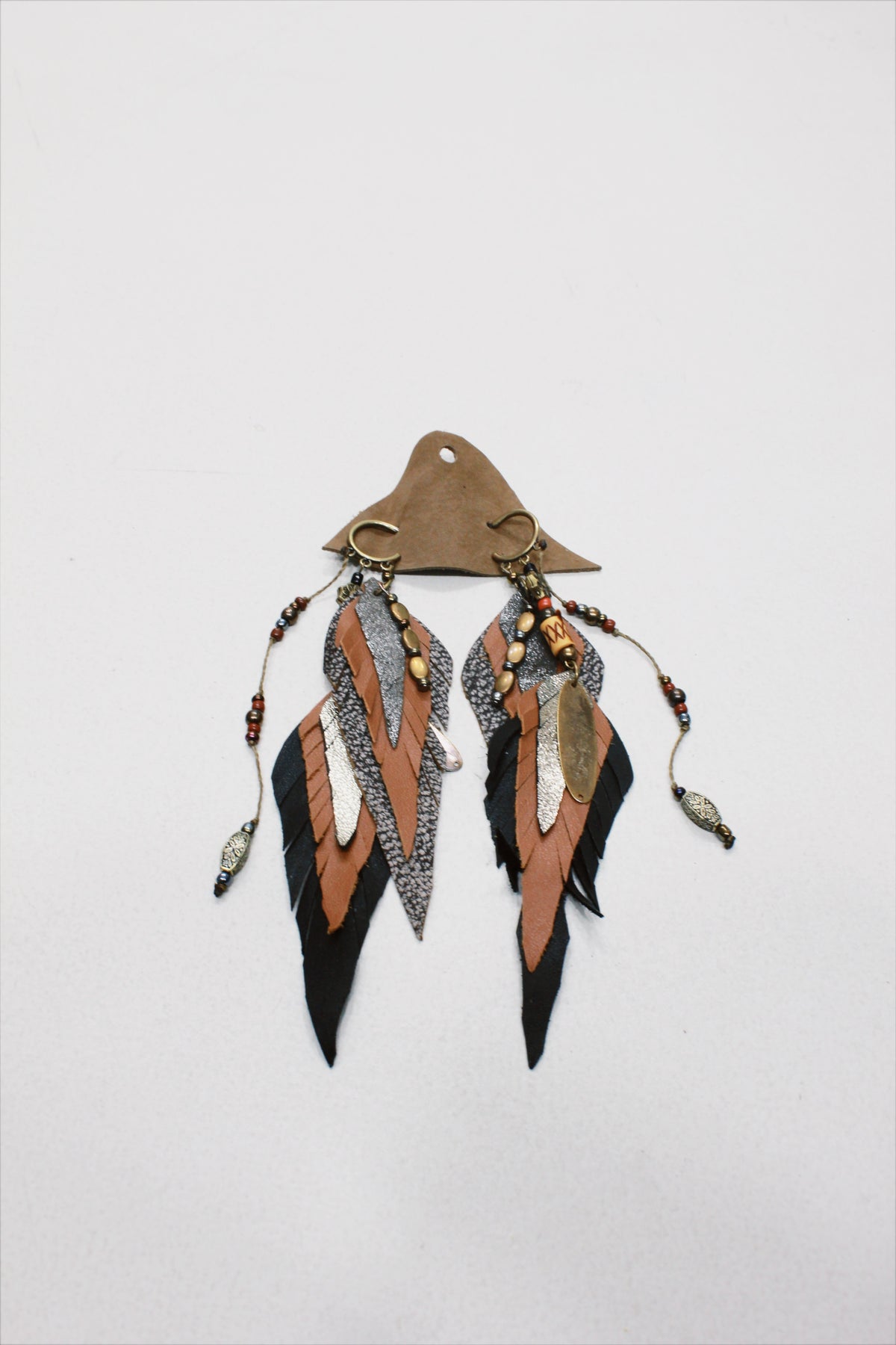 Brinco Artesanal De Couro Com Miçangas Yacamim #657