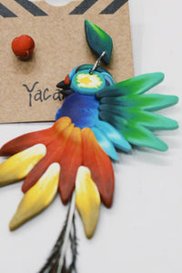 Brinco De Fimo Arara Com Pena De Pavão Yacamim #691