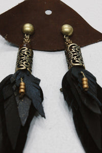 Brinco Artesanal De Couro Preto Com Metal Trabalhado Yacamim #651