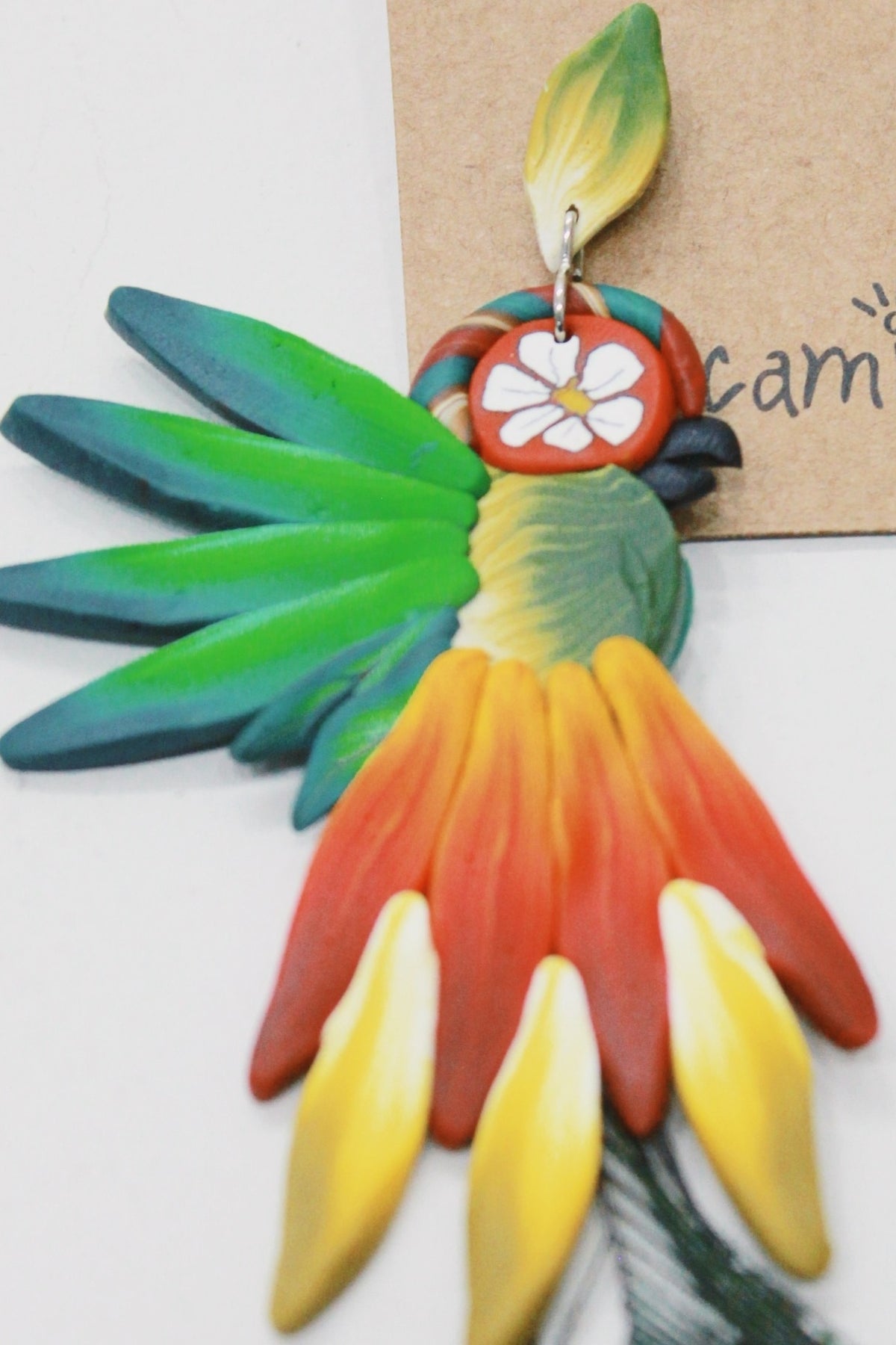 Brinco De Fimo Arara Com Pena De Pavão Yacamim #692