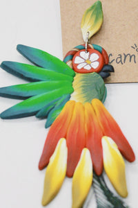 Brinco De Fimo Arara Com Pena De Pavão Yacamim #692