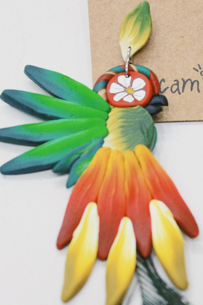 Brinco De Fimo Arara Com Pena De Pavão Yacamim #692