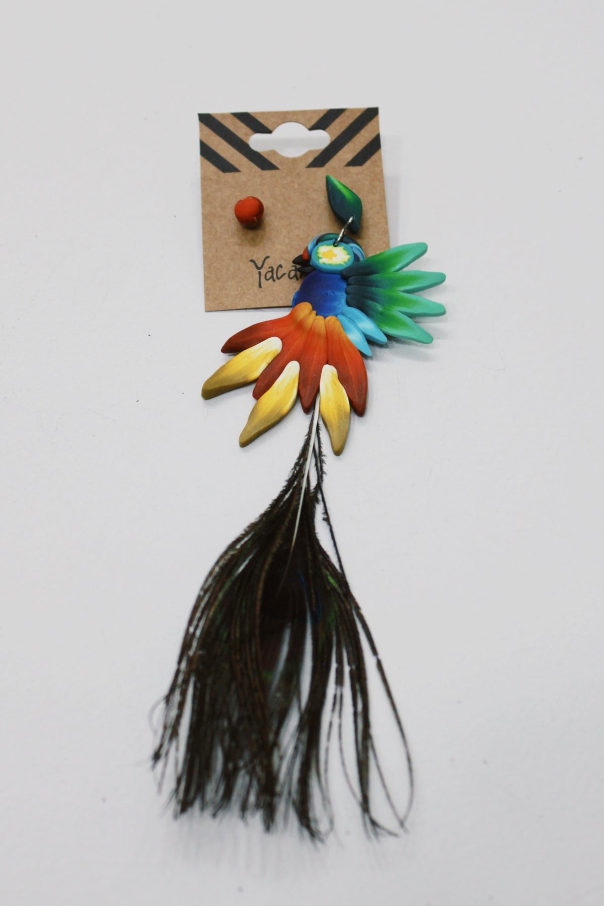 Brinco De Fimo Arara Com Pena De Pavão Yacamim #691