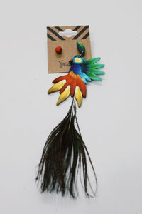 Brinco De Fimo Arara Com Pena De Pavão Yacamim #691