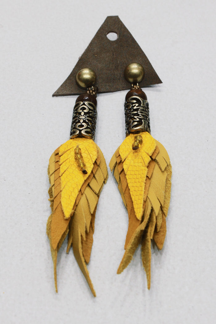 Brinco Artesanal De Couro Amarelo Com Metal Trabalhado Yacamim #648