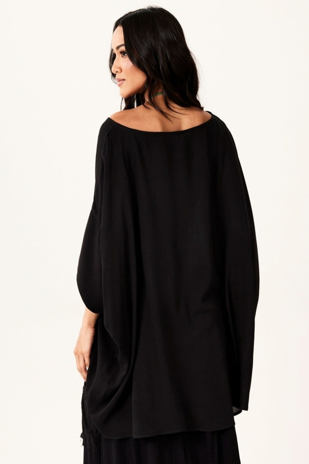 Bata Ampla Com Decote Ombro A Ombro Preto Yacamim B29