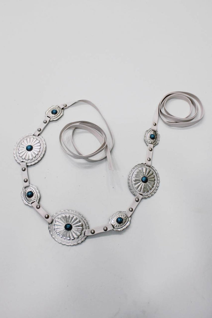 Cinto De Courino De Amarrar Branco Tira Fina E Metais Yacamim #678