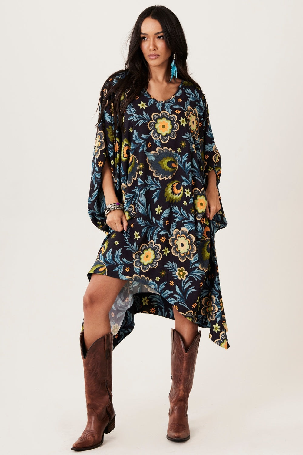 Kaftan Amplo Com Mangas Longas Preto Floral Yacamim J5