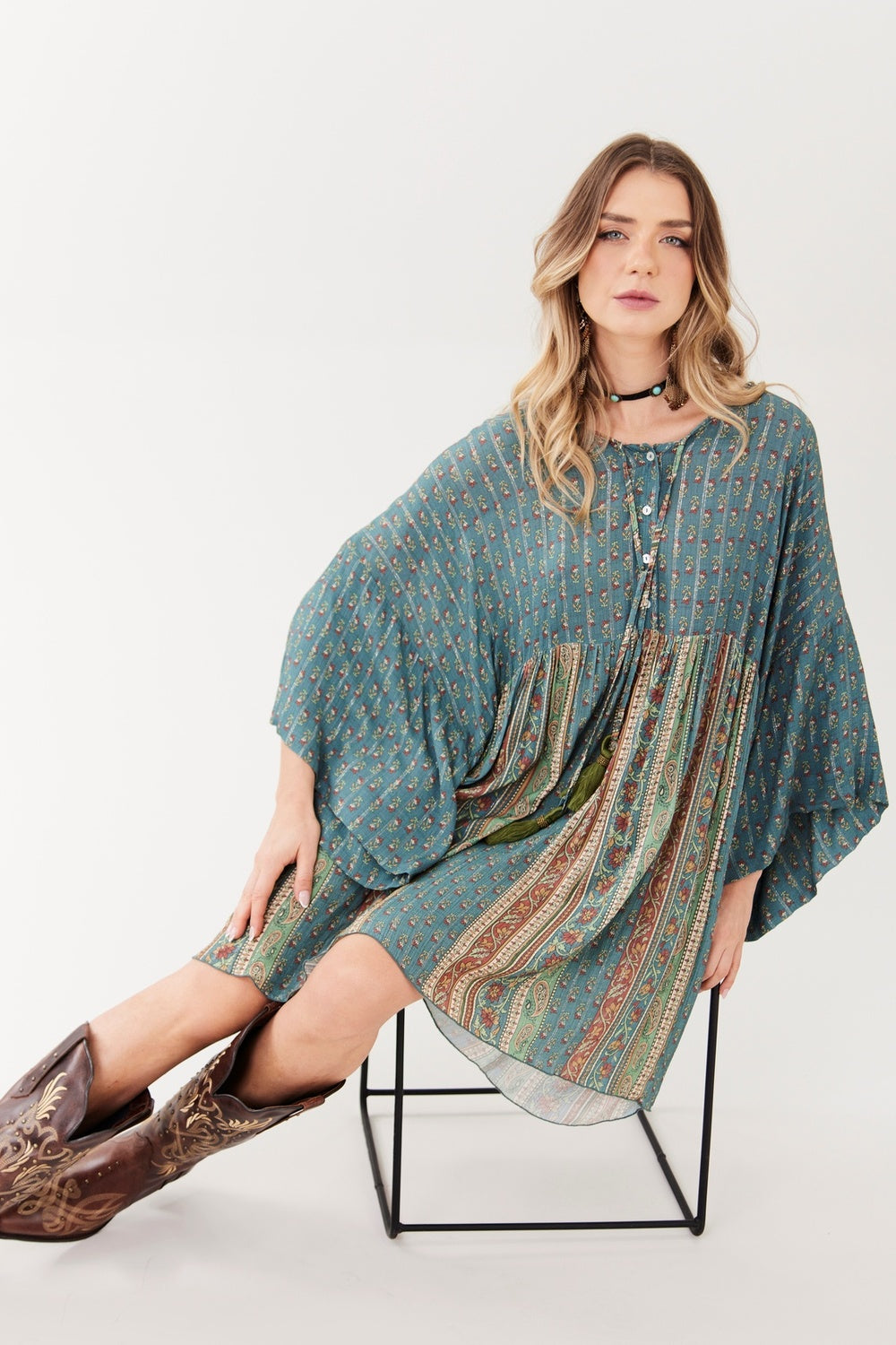 Vestido Curto Com Mangas Longas Yacamim E24