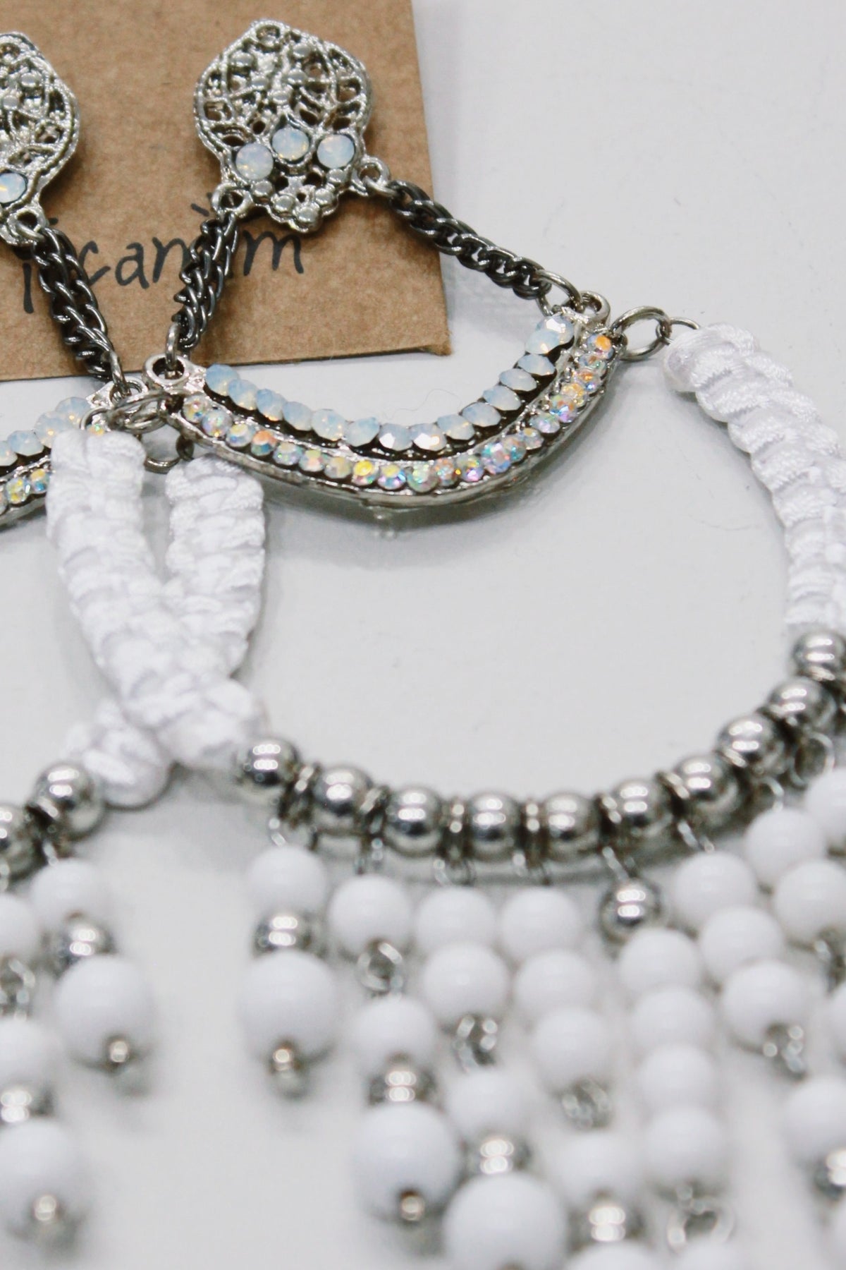 Brinco Artesanal De Miçangas Branco Yacamim #681