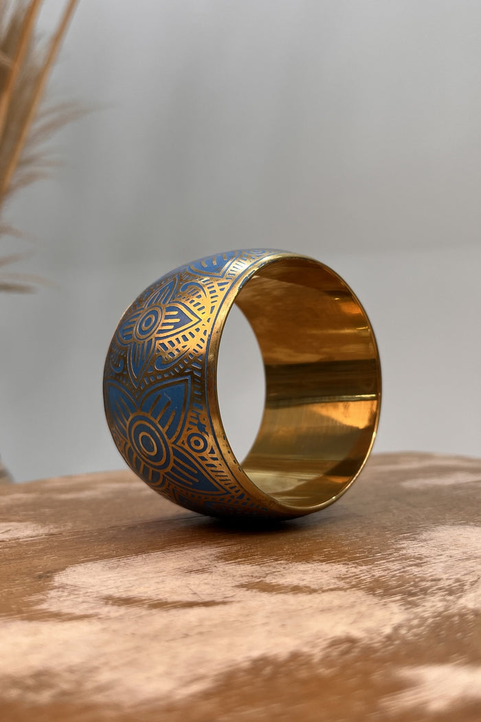 Pulseira De Metal Com Desenho Gravado Azul Claro Yacamim #267