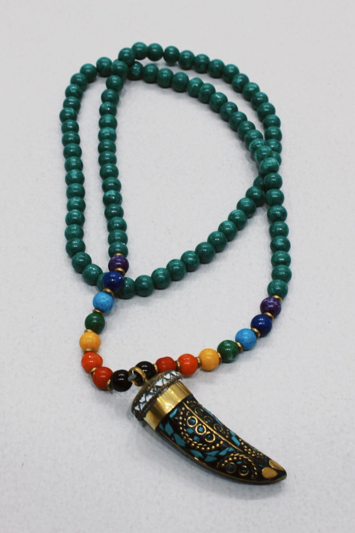 Colar Artesanal Com Pingente De Dente De Metal Verde Yacamim #622