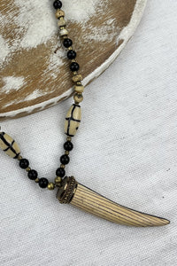 Colar Artesanal Com Pingente De Dente De Madeira Bege Yacamim #193