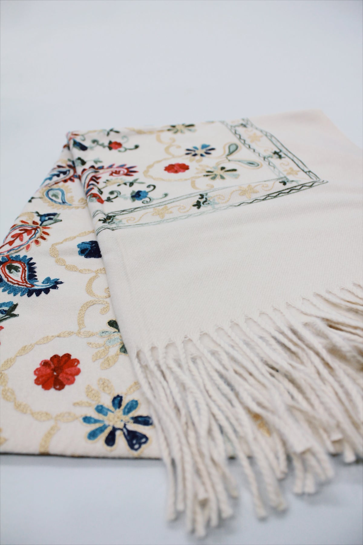 Cachecol Cashmere Bege Bordado Yacamim #720