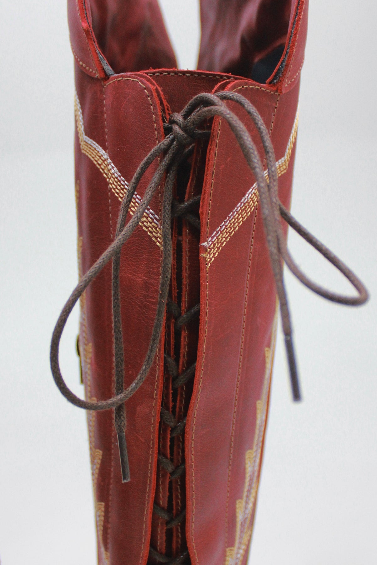 Bota Cano Alto 52cm Bordada Vermelha Yacamim #470