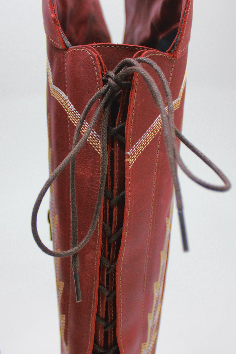 Bota Cano Alto 52cm Bordada Vermelha Yacamim #470