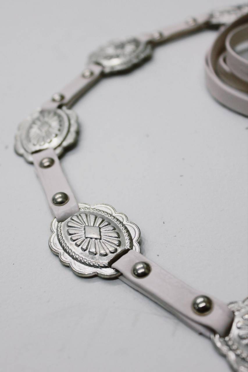 Cinto De Courino De Amarrar Branco Tira Fina E Metais Yacamim #677