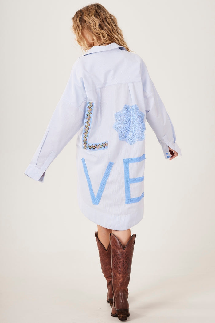 Camisa Alongada Bordados Love Azul Claro Xadrez Yacamim A16