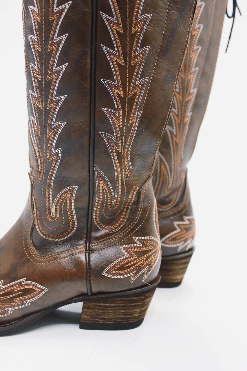 Bota Cano Alto 52cm Bordada Marrom Yacamim #471