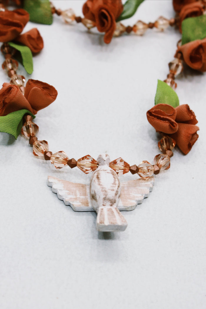 Colar Espírito Santo Flores Marrom Claro Yacamim #553